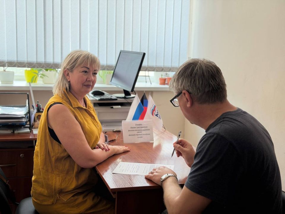 Сегодня, 20 мая, провела личный приём граждан в общественной приёмной Партии «Единая Россия» Ошурко Лилия, депутат Донецкого городского совета Донецкой Народной Республики 1 созыва