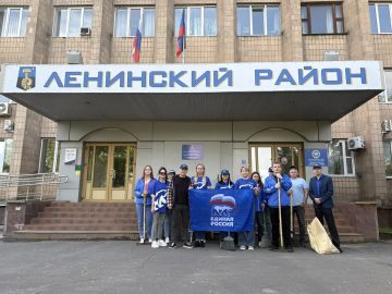 Сотрудники Управы Ленинского внутригородского района присоединились к еженедельной акции «Чистый четверг»