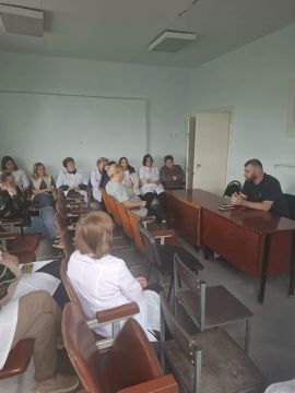 Депутат Старобешевского муниципального совета от партии "ЕДИНАЯ РОССИЯ" Евгений Балабанов провел встречу с трудовым коллективом Старобешевской центральной районной больницы