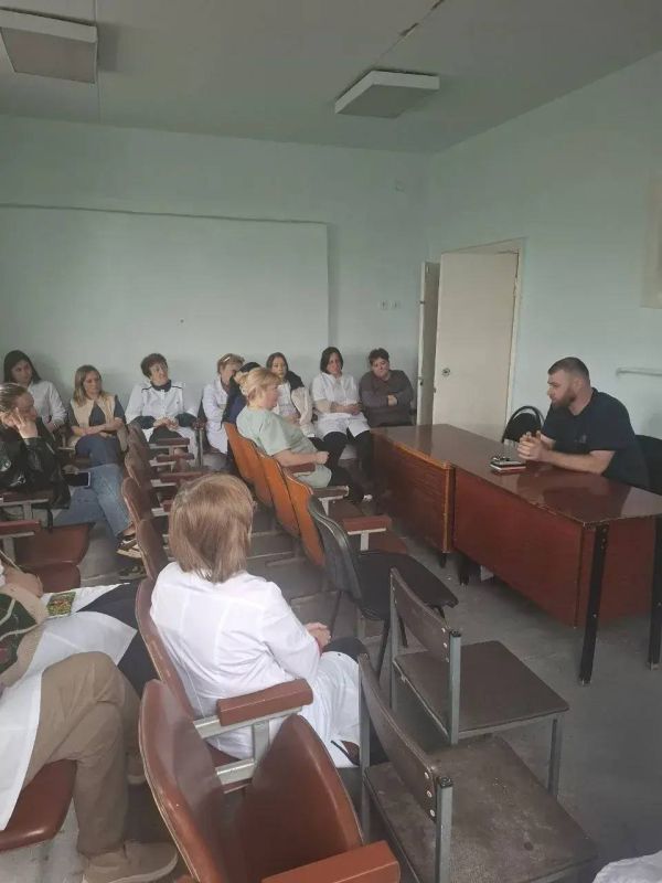 Депутат Старобешевского муниципального совета от партии "ЕДИНАЯ РОССИЯ" Евгений Балабанов провел встречу с трудовым коллективом Старобешевской центральной районной больницы