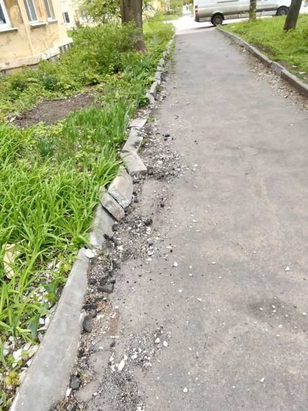 На Большой Магистральной, 14 в Макеевке рабочие «разбомбили» бордюр шифером