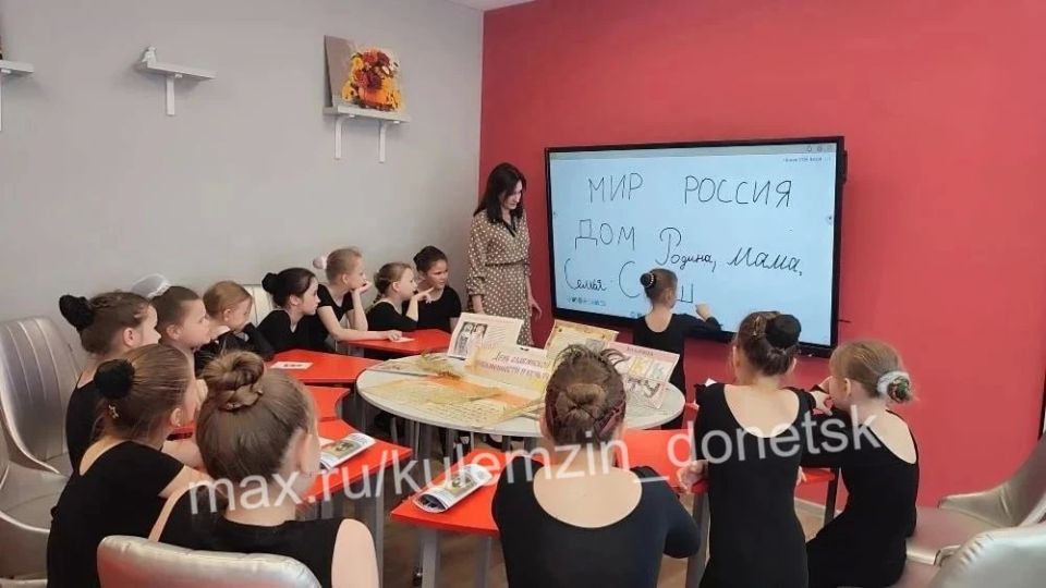 В рамках проекта «Культура Малой Родины» партии «Единая Россия» в клубе села Бирюки для участников творческих коллективов была проведена познавательно-игровая программа «У азбуки славянская душа», посвящённая предстоящему...