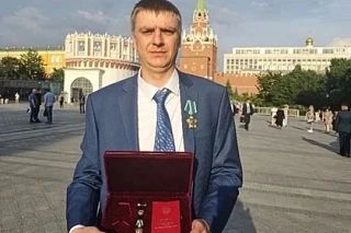Владимир Путин вручил Орден Дружбы электрогазосварщику из ДНР Виталию Тукову