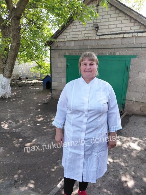 Алексей Кулемзин: Сегодня представители администрации города Донецка передали партию необходимой специальной одежды сотрудникам амбулаторий, расположенных в Красной Поляне и Новопетриковке
