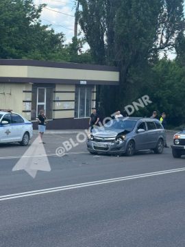 Опель Астра смял «морду» на остановке перед «Галактикой» в Макеевке