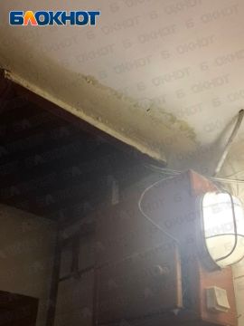 Вода льется с дырявой крыши на электрощиток и может вызвать пожар в донецкой многоэтажке