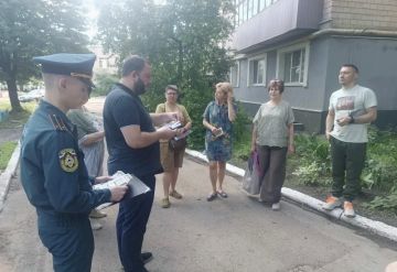 Сегодня,25.05.2026, состоялась встреча с жителями района, на которой присутствовали заместитель руководителя Управы Ленинского внутригородского района Александр Поддубный, инспектор отделения НД и ПР Ленинского района...
