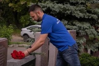 В Донецке активисты МГЕР возложили цветы ко Дню начала боев за аэропорт