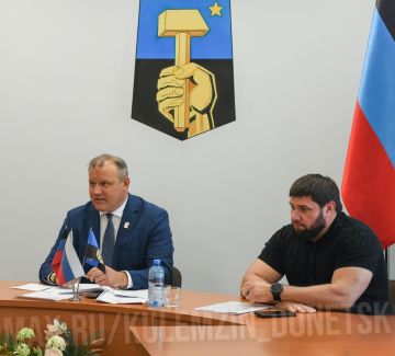 Алексей Кулемзин: Провел очередное аппаратное совещание, на котором присутствовал куратор г. Донецка от Правительства ДНР Владимир Дубовка — Министр строительства, архитектуры и ЖКХ ДНР