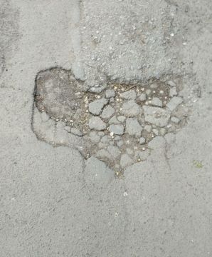 Асфальт не прожил и полутора лет после ремонта в Киевском районе Донецка
