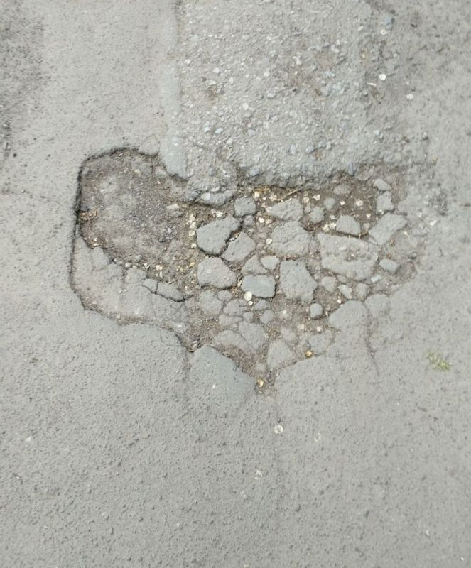 Асфальт не прожил и полутора лет после ремонта в Киевском районе Донецка