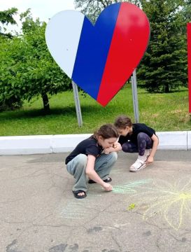 Наталья Бегуненко: В преддверии Дня защиты детей в Петровском районе прошел конкурс рисунков на асфальте «Детство - это радость»