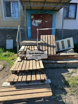 Крыльцо 1-го подъезда дома 110 по ул. Петровского в Донецке развалилось полгода назад: ЕУК «забил»