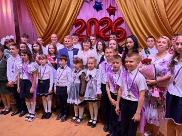 Вице-премьер Артем Крамаренко поздравил учащихся и коллектив школы в Орлово-Ивановке Шахтерского МО с праздником последнего звонка