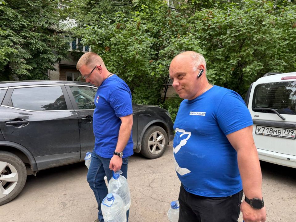 Оперативная помощь: "Единая Россия" доставила питьевую воду нуждающимся