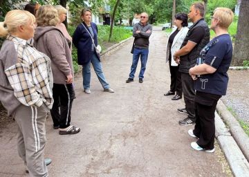 Иван Адамец: В доме № 159 на улице Куйбышева прошла встреча жителей с управляющим делами администрации городского округа Донецк Юлией Сницарь и представителями Единого регионального фонда по обслуживанию МКД