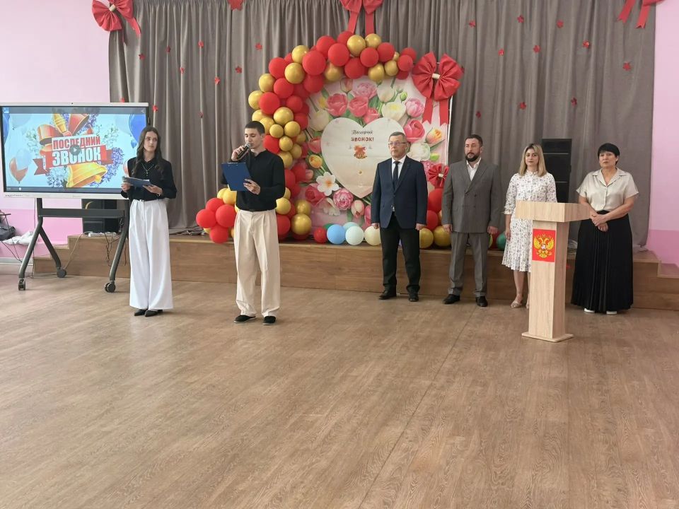 Председатель Старобешевского муниципального совета поздравил выпускников с Последним звонком