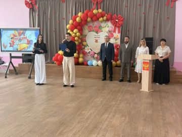 Председатель Старобешевского муниципального совета поздравил выпускников с Последним звонком