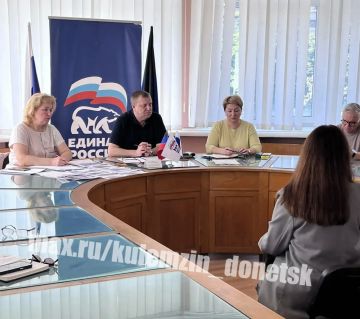 Сегодня заместитель главы администрации городского округа Донецк провёл приём граждан в общественной приёмной Донецкого городского местного отделения партии «Единая Россия»