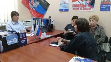 Сегодня, 28 мая, руководитель Управы Калининского внутригородского района Администрации городского округа Донецк Елена Синецкая провела приём граждан в общественной приёмной Всероссийской политической партии «Единая Россия».