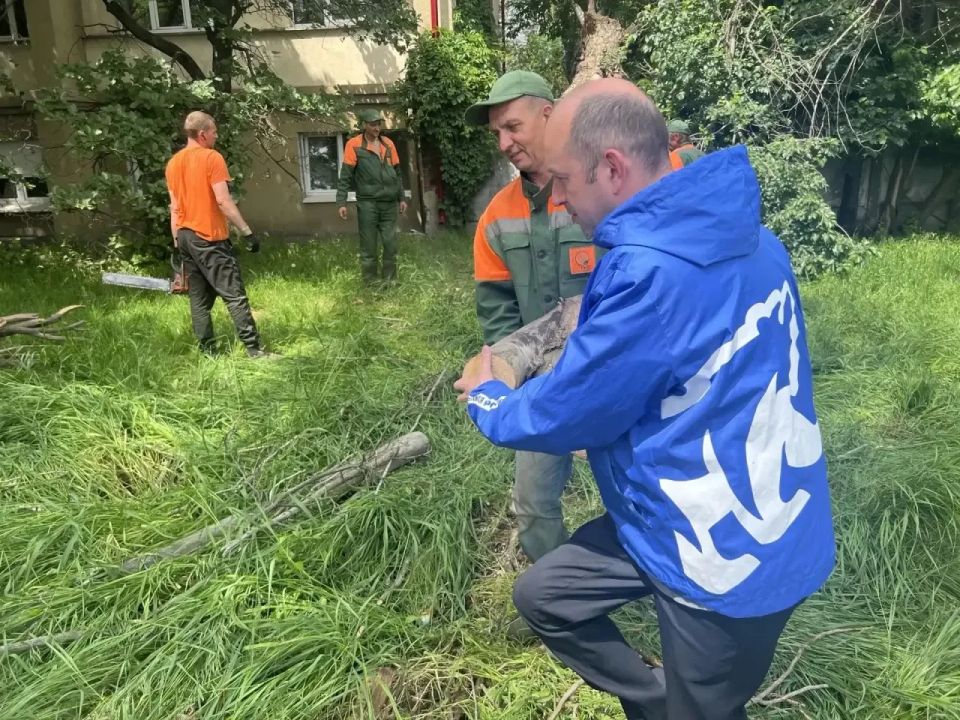 Партийцы Ленинского внутригородского района г.о. Донецк приняли участие в акции «Маленькие добрые дела»