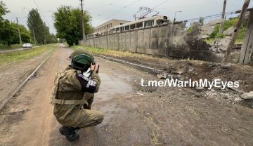 Последствия прилета ударного БПЛА на территорию трамвайного депо в Куйбышевском районе Донецка сегодня ночью