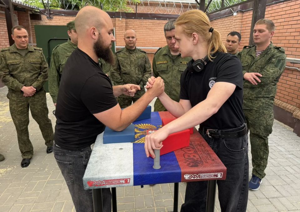 Мастер спорта по армрестлингу провёл занятие для сотрудников Следственного комитета перед ведомственными соревнованиями