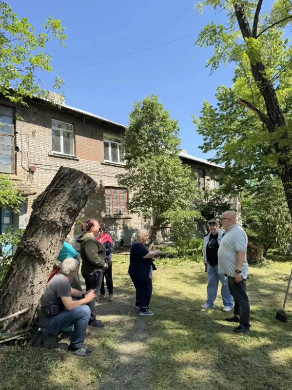 Сегодня,28.05.2026, состоялась встреча с жителями района, на которой присутствовал первый заместитель руководителя Управы Ленинского внутригородского района Тимур Карасев