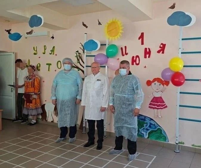 Накануне Дня защиты детей, председатель Донецкого городского совета Юрий Атаманов, депутаты Михаил Рыбаков и Владимир Мозговой встретились с ребятами, которые проходят длительное лечение в учреждении здравоохранения