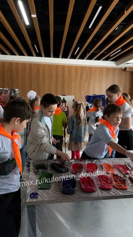 В преддверии Дня защиты детей, в рамках национального проекта «Молодёжь и дети», сотрудники администрации городского округа Донецк провели мероприятие для юных жителей в молодёжном центре «30/09»
