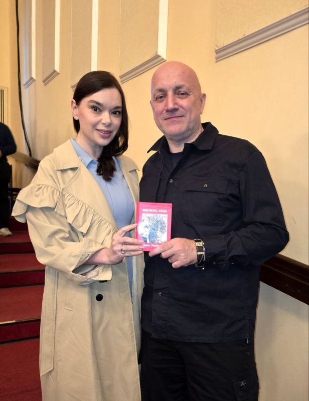 Каким-то абсолютным чудом моя мамочка передала из Донецка (это был нормальный такой квест, надо было быстро) ровно пять экземпляров книги-эндемика «Времена года. Русские поэтические сезоны», посвящённой моему папе Николаю...