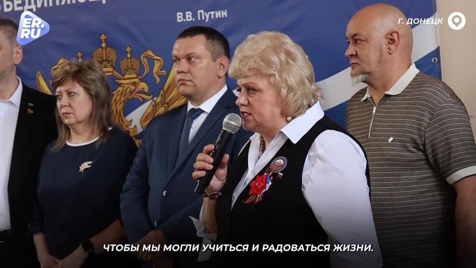 В стенах Донецкой кадетской школы-интерната имени Г. Т. Берегового с почестями открыли двенадцать Парт Героя