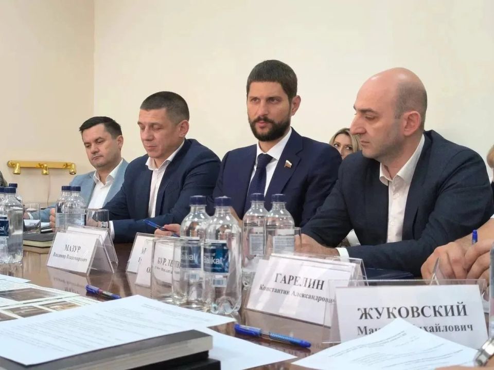 Александр Волошин: #Работа_в_Республике. В первые дни работы в Донецкой Народной Республике провели совместно с губернатором Томской области Владимиром Мазуром встречу, посвящённую развитию строительной отрасли ДНР