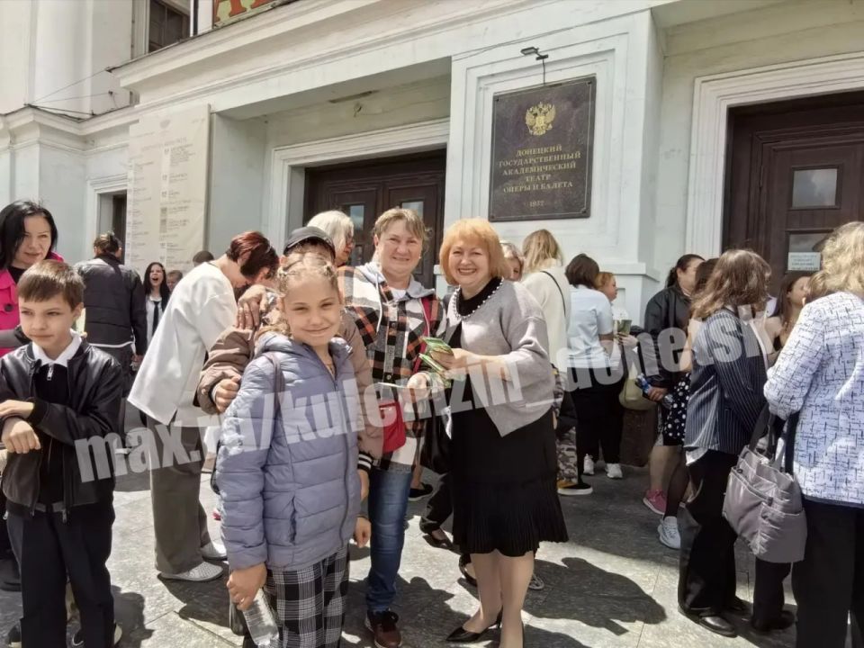 Сегодня, в Международный день защиты детей, управление опеки и попечительства администрации г.о. Донецк для детей-сирот и детей, лишенных родительского попечения, организовало посещение праздничного концерта в театре...