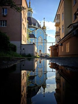 Улицы русского Мариуполя. Во всю работают строительные краны, растут этажи высоток, а после частых дождей город обильно цветёт! Подписаться