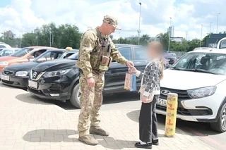 Бойцы военной полиции ВС РФ поздравили юных жителей Донецка с Днем защиты детей