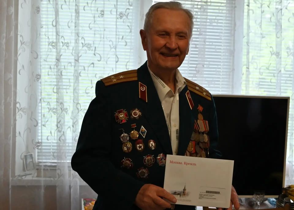 Столетний рубеж легендарного полковника: в Донецке чествовали ветерана Анатолия Карабута