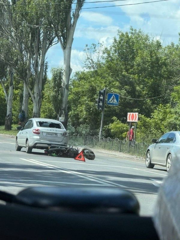 Мотоциклист врезался в машину и убежал в кусты на Текстильщике в Донецке