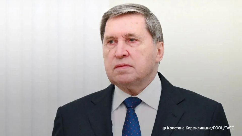 Москва сохраняет закрытые контакты с Киевом, сообщил помощник Президента РФ Ушаков