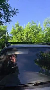 На Азотном в Донецке автохам попер по пешеходной дорожке и выкатил претензии девушке
