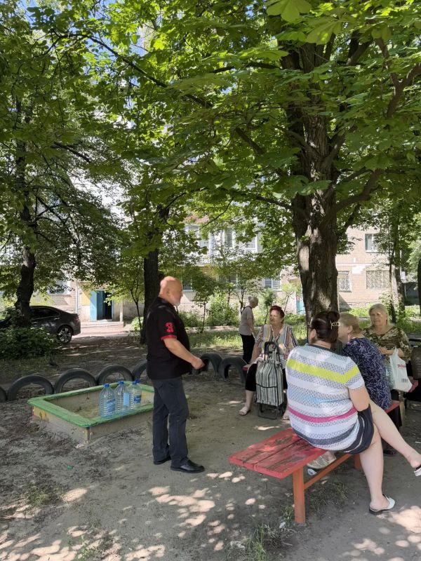 Продолжаются встречи с жителями Ленинского района города Донецка