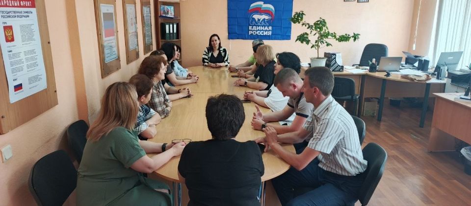 Сегодня, 8 июня 2026 года, в рамках проекта «Управдом», депутат Донецкого городского Совета ДНР Елена Сорокина провела встречу с трудовым коллективом Управы Кировского района