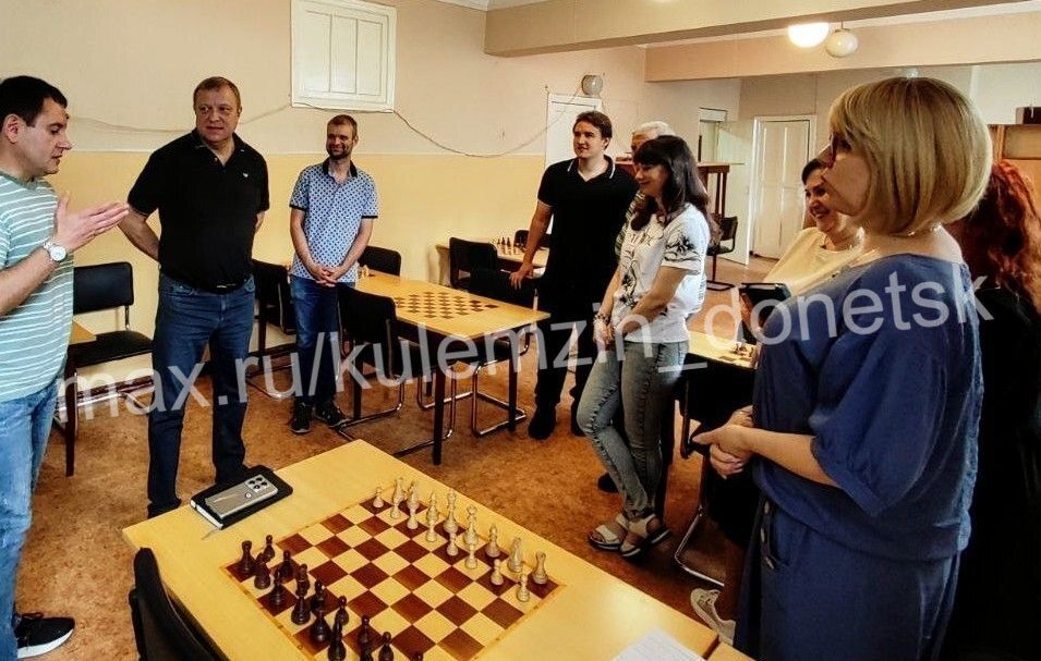 В Ворошиловском районе состоялась встреча с трудовым коллективом шахматно-шашечного клуба, которую провел заместитель главы администрации городского округа Донецк