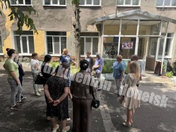 В Ворошиловском районе состоялась встреча с трудовым коллективом Детской хореографической школы, которую провела заместитель главы администрации городского округа Донецк