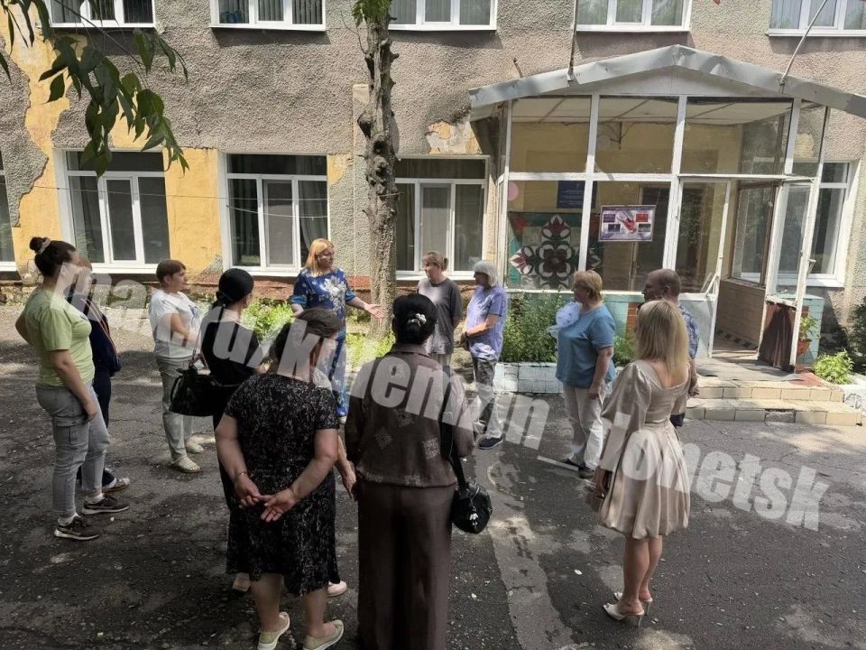В Ворошиловском районе состоялась встреча с трудовым коллективом Детской хореографической школы, которую провела заместитель главы администрации городского округа Донецк