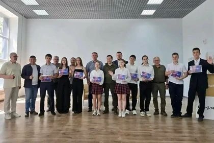 Глава Якутии Айсен Николаев поздравил золотых медалистов в школах Докучаевска