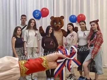 Под флагом России: Акция активистов объединила горожан перед праздником