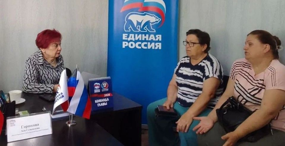 ПРИЕМ ГРАЖДАН. Депутаты Донецкого городского совета Ася Горшкова, Виталий Калараш, Нина Логвиненко, Эдуард Момот, Сергей Остапенко, Константин Перков, Георгий Резниченко, Андрей Середа, Сергей Скиданов и Елена Сорокина...