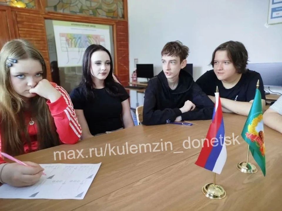 В преддверии Дня России сотрудники управления опеки и попечительства администрации Донецка приняли участие в интеллектуально-познавательной игре «Гордость России» в Пролетарском районе