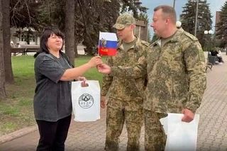 Бойцы ВС РФ поздравили жителей ДНР с Днем России